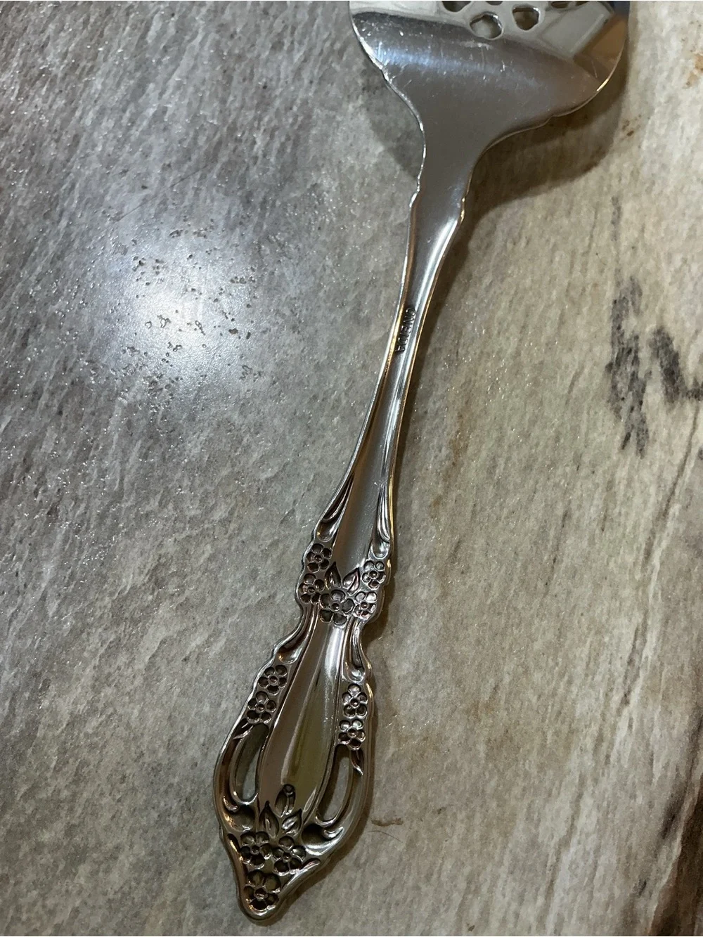 Vintage Oneida Distinction Deluxe Raphael Pierced Stainless Pie Server